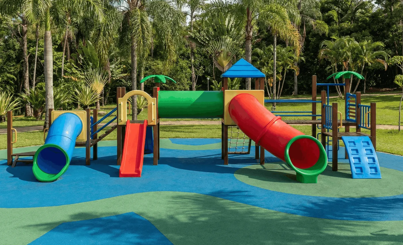 Parque Laux acessível e colorido em ambiente arborizado